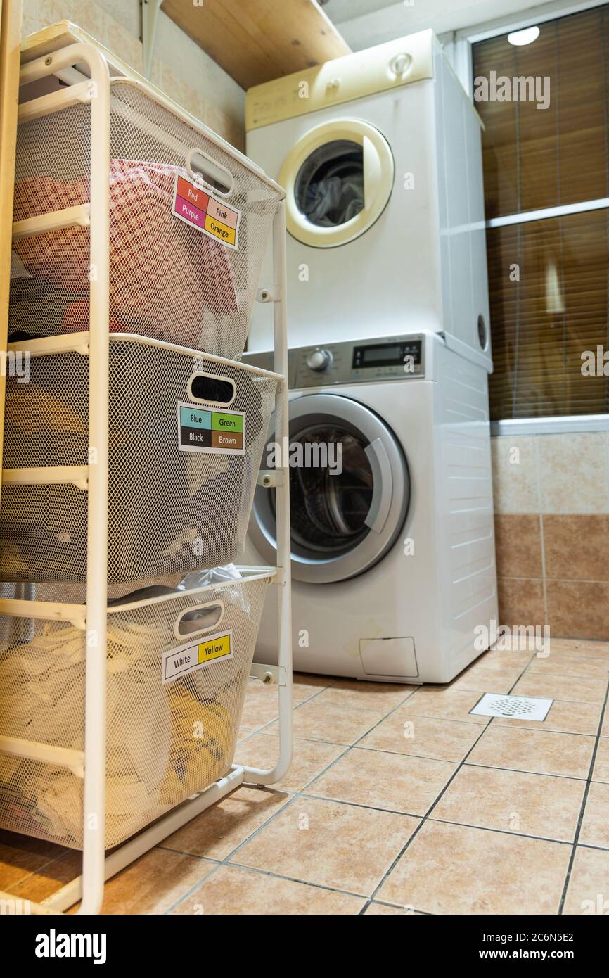 Linge à laver trié en groupe de couleurs de tissu dans le panier Banque D'Images