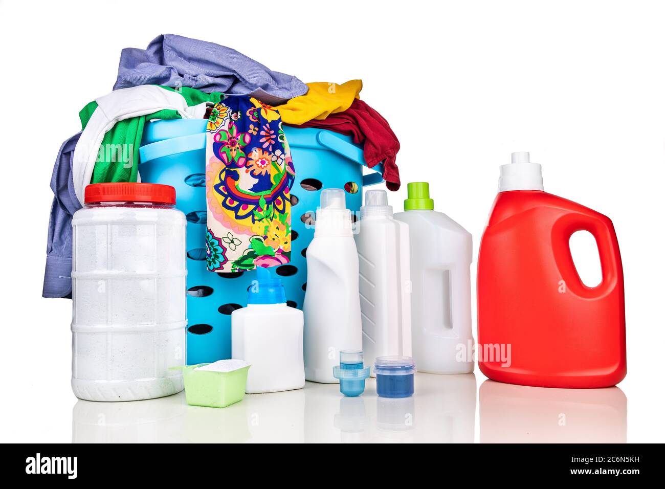 Divers formats de lessive liquide et en poudre avec pelle et panier à linge  sur fond blanc Photo Stock - Alamy