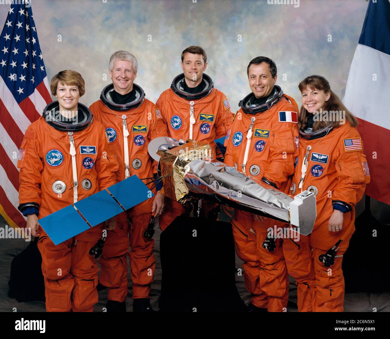 (Septembre 1998) --- les cinq astronautes affectés à bord de la navette spatiale Columbia au début de l'année prochaine pour la mission STS-93 posent avec un petit modèle de leur charge utile primaire - l'installation avancée d'astrophysique par rayons X (AXAF). De gauche à droite, on trouve les astronautes Eileen M. Collins, commandant de mission; Steven A. Hawley, spécialiste de mission; Jeffrey S. Ashby, pilote; Michel Tognini et Catherine G. Coleman, tous deux spécialistes de mission. Tognini représente le Centre National d'Etudes Spatiales (CNES) de France. Banque D'Images