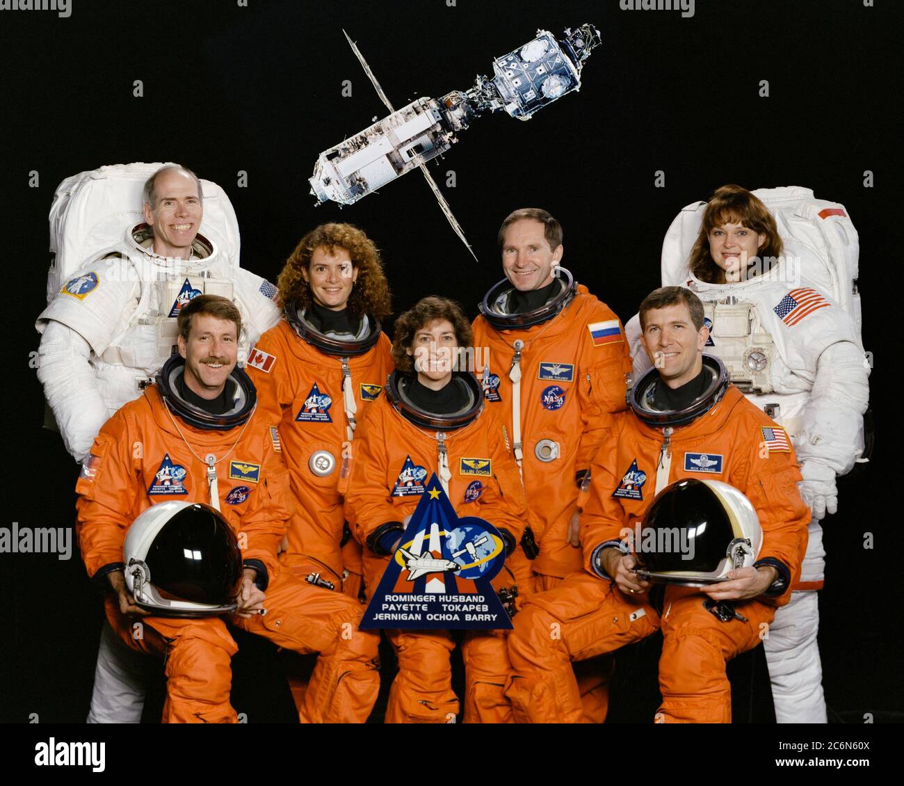 (Avril 1999) --- six astronautes de la NASA et un cosmonaute russe font une pause de l'entraînement pour poser pour le portrait de l'équipage. L'astronaute Kent V. Rominger, commandant de mission, est à gauche sur la première rangée. L'astronaute Rick D. mari, pilote, a raison. Les autres astronautes sont Ellen Ochoa (au centre) et, à gauche, Daniel T. Barry, Julie Payette, Valeriy I. Tokarev et Tamara Jernigan, tous spécialistes de mission. Banque D'Images