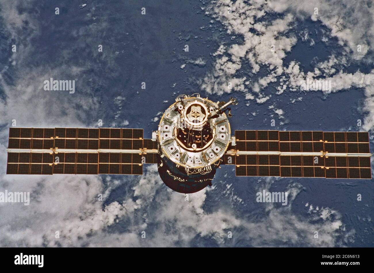 (3 juin 1999) --- UN membre de l'équipage STS-96 à bord du Discovery, qui a pris une caméra 35 mm, a enregistré cette image de la Station spatiale internationale (ISS) lors d'un survol après la séparation des deux engins spatiaux. Banque D'Images