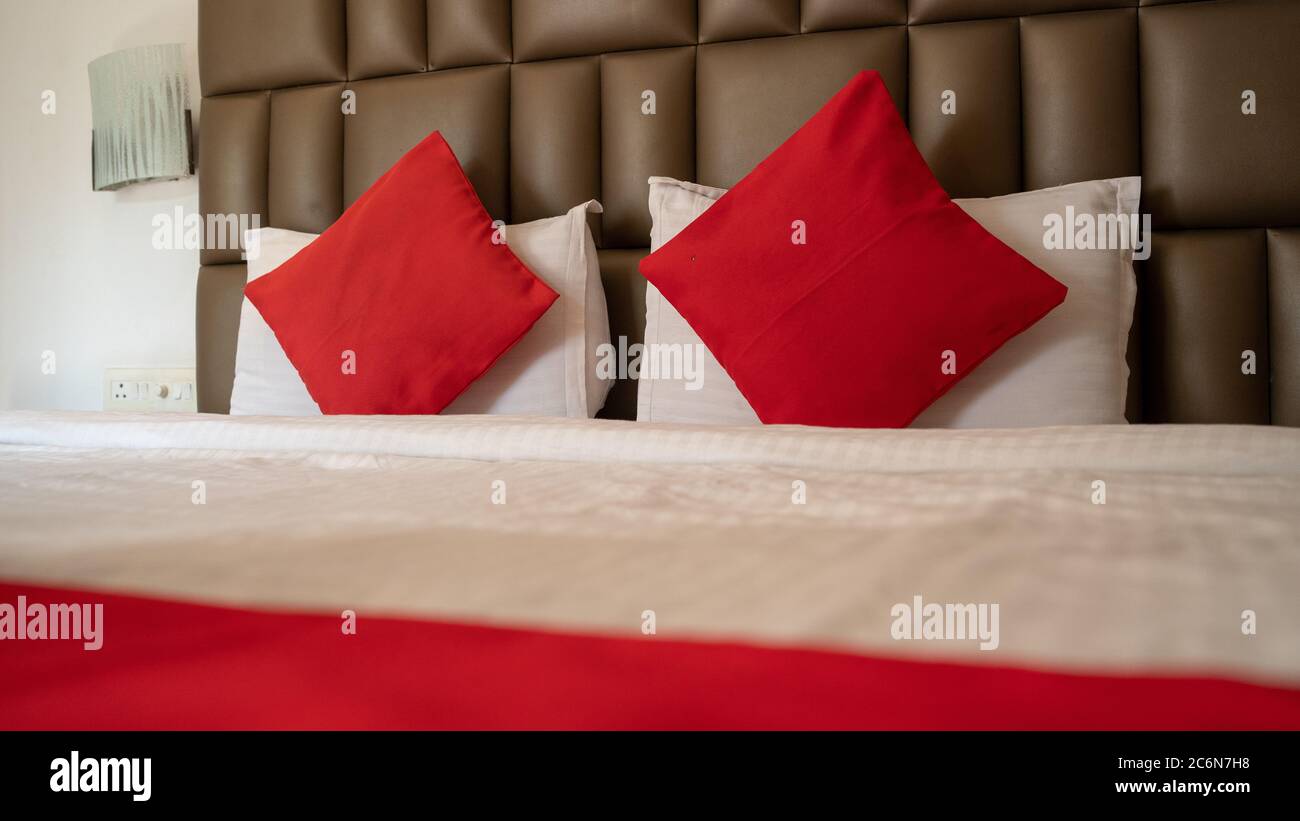 Un lit fait dans l'hôtel. Les draps, oreillers, draps et couvertures propres dans une chambre. Gros plan d'un design intérieur. Banque D'Images
