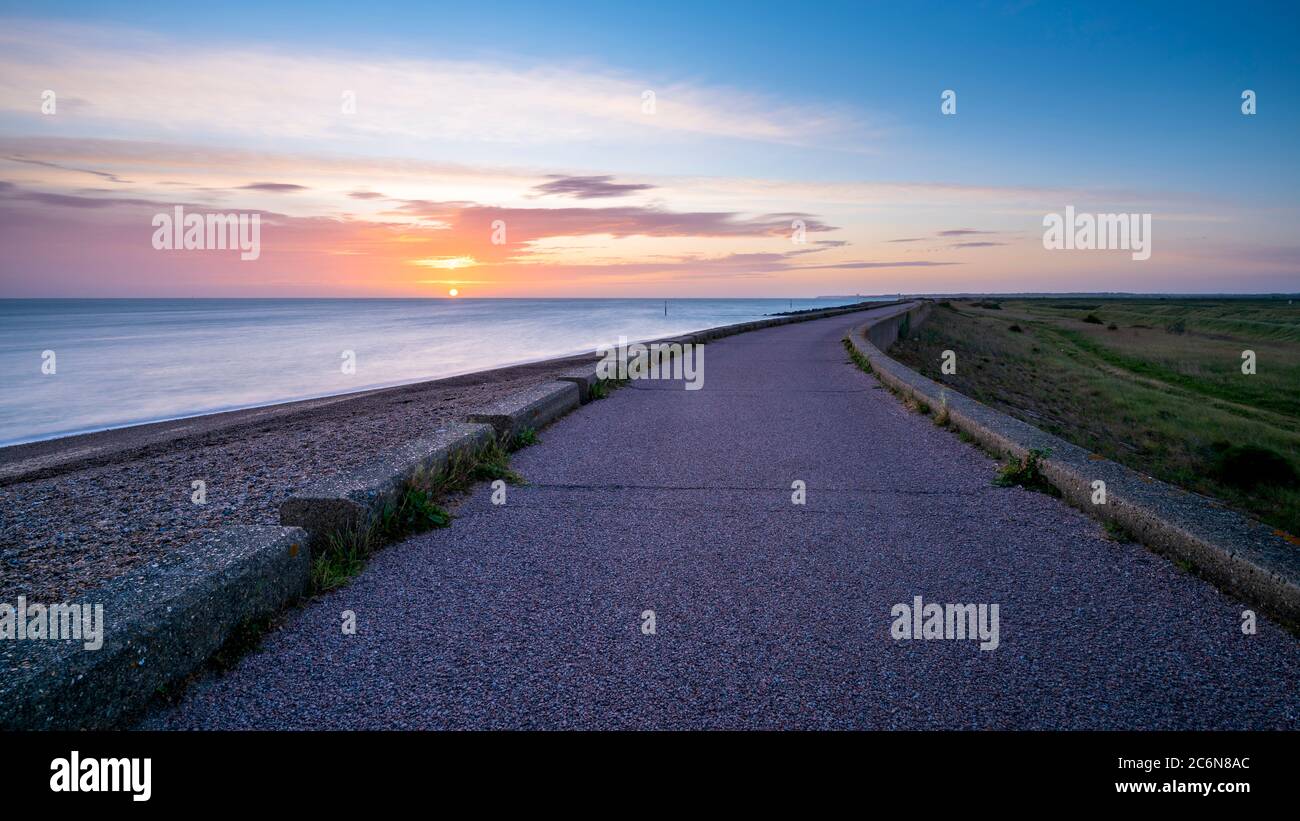 Le mur de la mer du Nord au lever du soleil qui longe la côte nord du Kent entre Reculver et la baie de Minnis. Banque D'Images