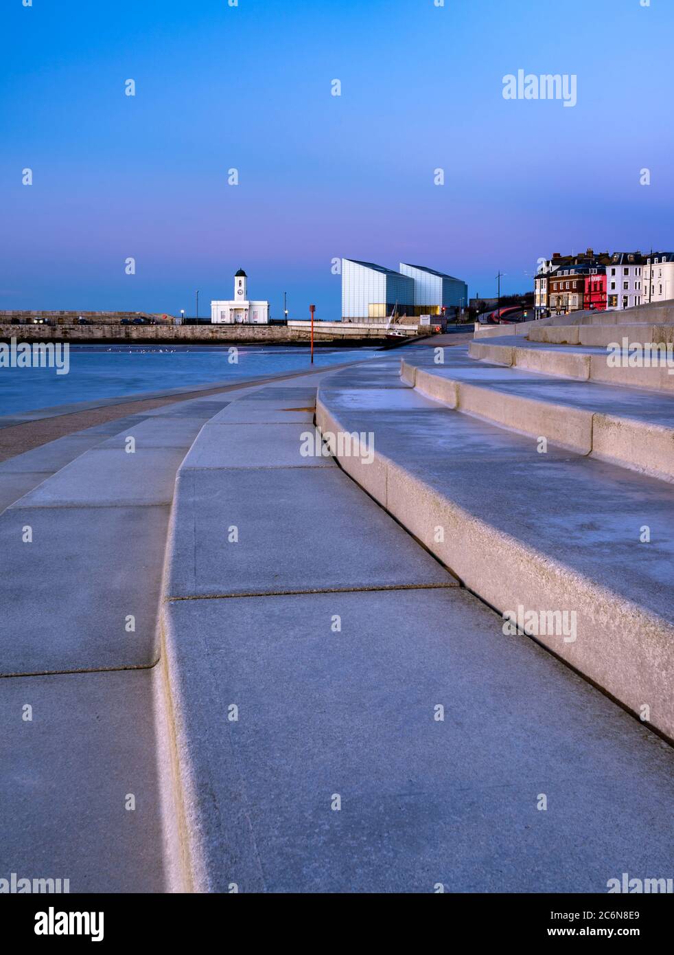 Margate front de mer y compris le Turner Contemporary et la maison de droit au crépuscule. Banque D'Images