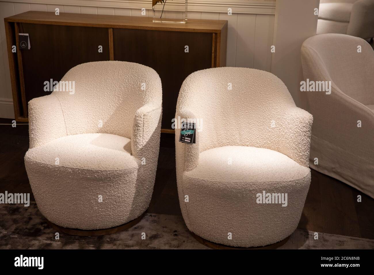 Chaises pivotantes en vente dans le magasin de meubles coco Republic à Sydney, Australie Banque D'Images
