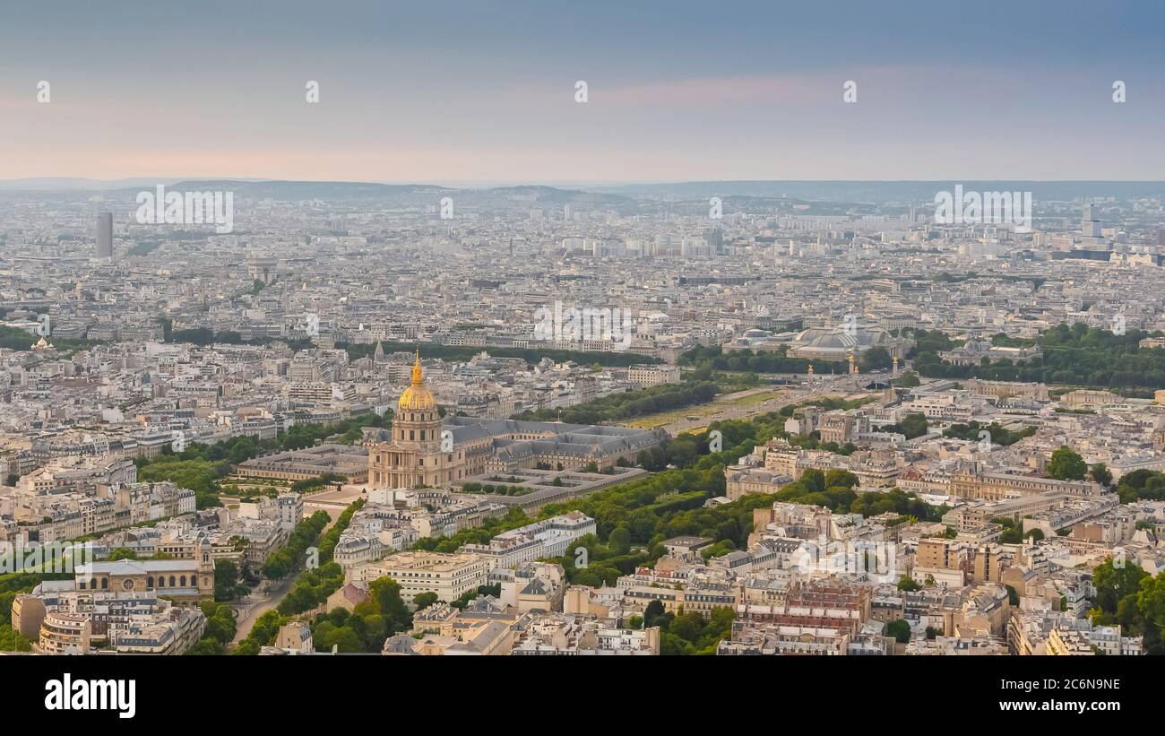Vue sur Paris depuis la Tour Montparnasse. Banque D'Images