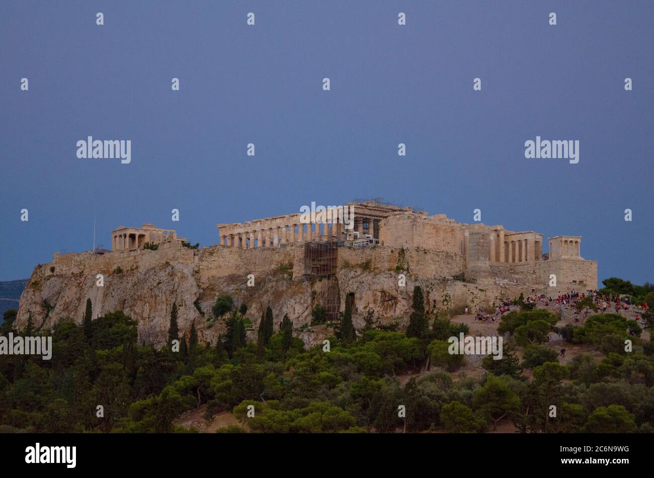 Crépuscule vue générale du Parthénon et de l'Acropole antique d'Athènes Grèce de Thissio - photo: Geopix Banque D'Images