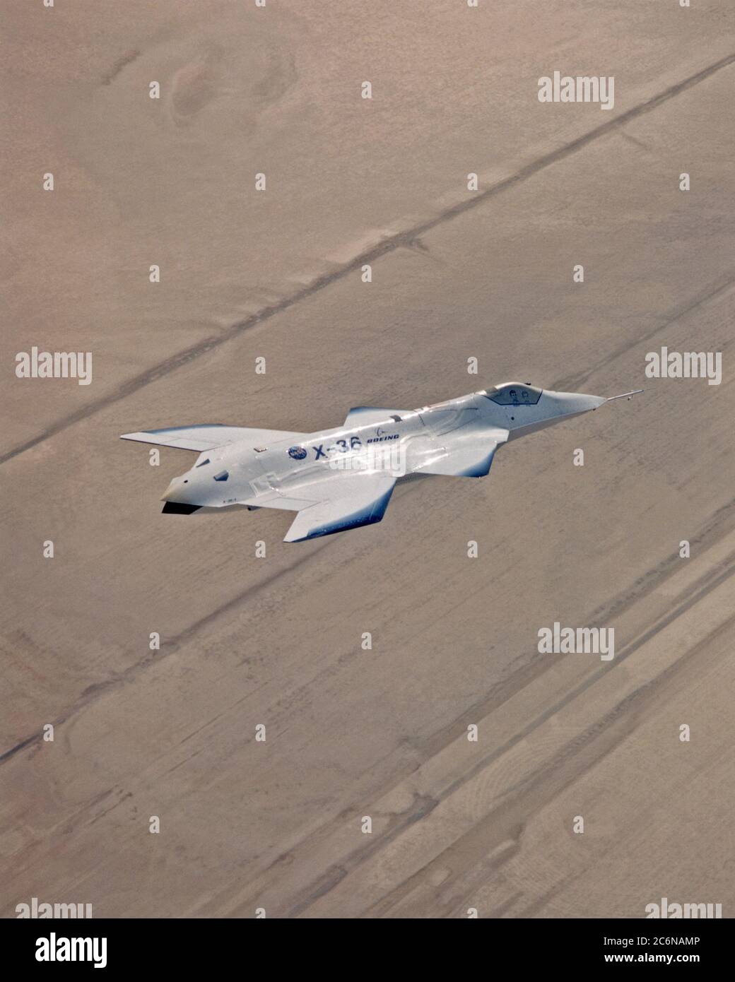 Le démonstrateur de technologie X-36 montre sa forme distinctive alors que l'avion télépiloté effectue une mission de recherche sur le désert de Californie du Sud le 30 octobre 1997. Banque D'Images