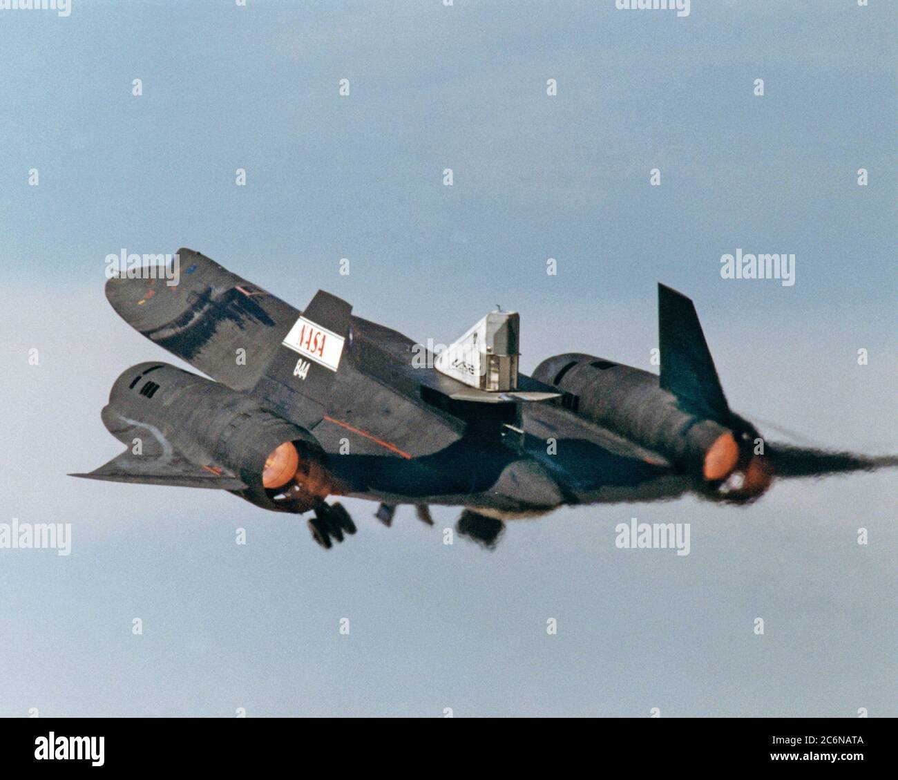 cette-photo-montre-la-cosse-lasre-sur-le-fuselage-arriere-superieur-d-un-sr-71-lors-du-decollage-du-premier-vol-pour-faire-l-objet-d-un-essai-de-debit-a-froid-en-vol-le-vol-a-eu-lieu-le-4-mars-1998-2c6nata.jpg