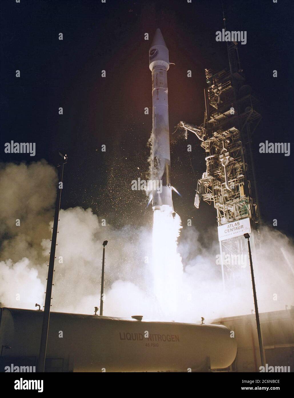 Le satellite météorologique GOS-K se lève du Launch Pad 36B à la station aérienne de Cape Canaveral sur une fusée Atlas 1 (AC-79) à 1 h 49 HAE le 25 avril. Le GODS-K est le troisième vaisseau spatial à être lancé dans la nouvelle série avancée de satellites météorologiques géostationnaires pour la National Oceanic and Atmospheric Administration (NOAA). Banque D'Images
