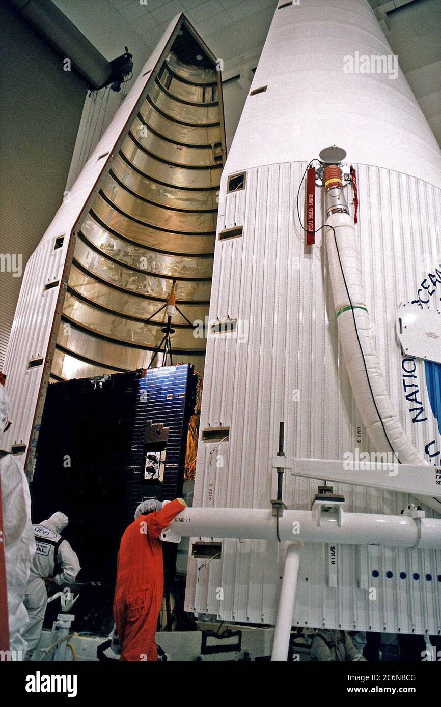 Les travailleurs de l'usine Astrotech Space Operations LP de Titusville font les vérifications et les ajustements finaux après avoir encapsulé le satellite MÉTÉOROLOGIQUE avancé GOS-K dans le carénage de charge utile de l'Atlas 1. GOS-K sera le troisième vaisseau spatial à être lancé dans la série avancée de satellites géostationnaires opérationnels environnementaux (GOS). Banque D'Images
