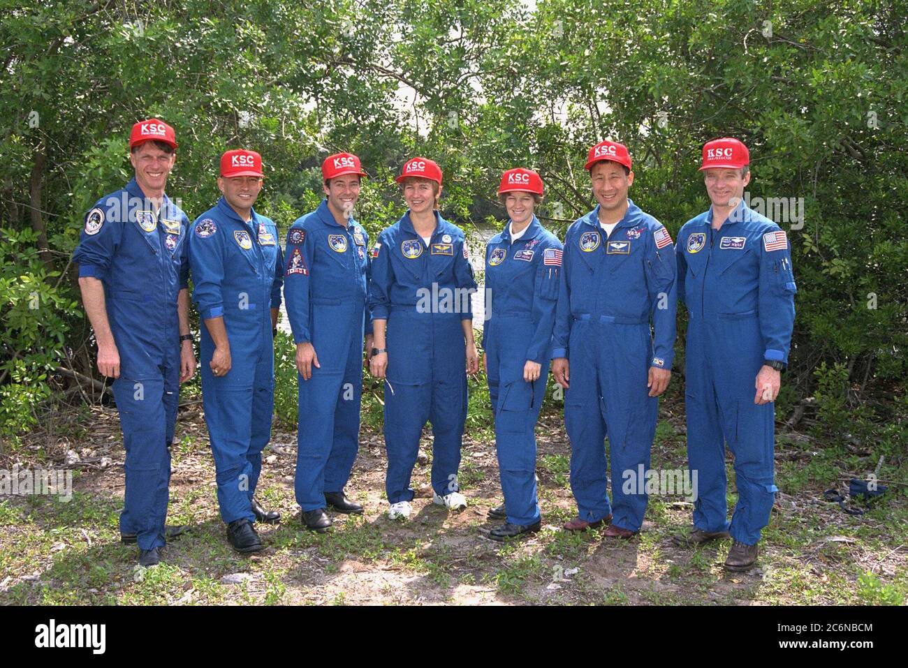 Arborant fièrement des chapeaux rouges KSC Fire/Rescue, les membres de l'équipage de la STS-84 font une pause pour une photographie de groupe tout en participant aux activités de test de démonstration du compte à rebours terminal (TCDT). De gauche à droite, sont présents les spécialistes de mission C. Michael Foale, Carlos I. Noriega, Jean-François Clervoy de l'Agence spatiale européenne et Elena V. Kondakova de l'Agence spatiale russe; et le pilote Eileen Marie Collins, le spécialiste de mission Edward Tsang lu et le commandant Charles J. Precourt. Banque D'Images
