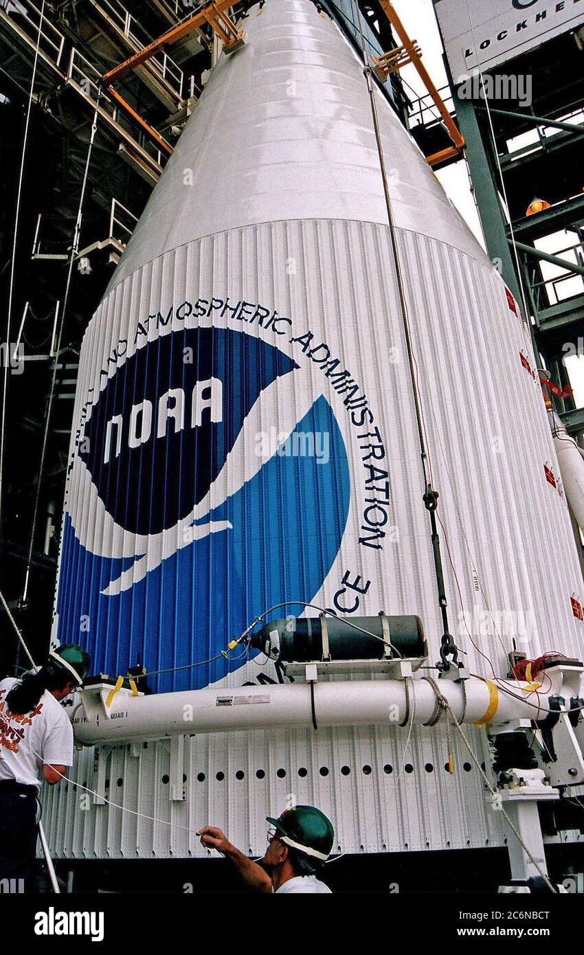 Les travailleurs se préparent à assembler le carénage de charge utile Atlas 1 contenant le satellite MÉTÉOROLOGIQUE avancé GOO-K avec le véhicule de lancement consommable Lockheed Martin Atlas 1 (AC-79) au complexe de lancement 36, Pad B, à la station aérienne de Cape Canaveral. GOS-K sera le troisième vaisseau spatial à être lancé dans la série avancée de satellites géostationnaires opérationnels environnementaux (GOS). Banque D'Images