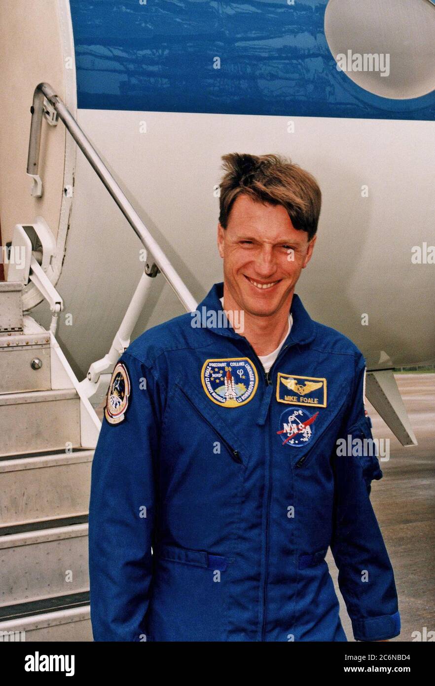 Le spécialiste de mission STS-84, C. Michael Foale, qui deviendra le cinquième astronaute américain à vivre et à travailler sur la Station spatiale russe Mir, arrive à l’installation d’atterrissage de la navette de KSC pour le test de démonstration du compte à rebours du terminal STS-84 (TCDT), une répétition habillée pour le lancement. Foale sera déposé sur Mir lorsque la navette spatiale Atlantis arrira avec Mir le mois prochain. Il deviendra membre de l'équipage Mir 23, en remplacement de l'astronaute américain Jerry M. Linenger, qui retournera sur Terre sur Atlantis après environ quatre mois sur la station en orbite. STS-84 sera la sixième station d'accueil Shuttle-Mir. Le décollage est ciblé Banque D'Images