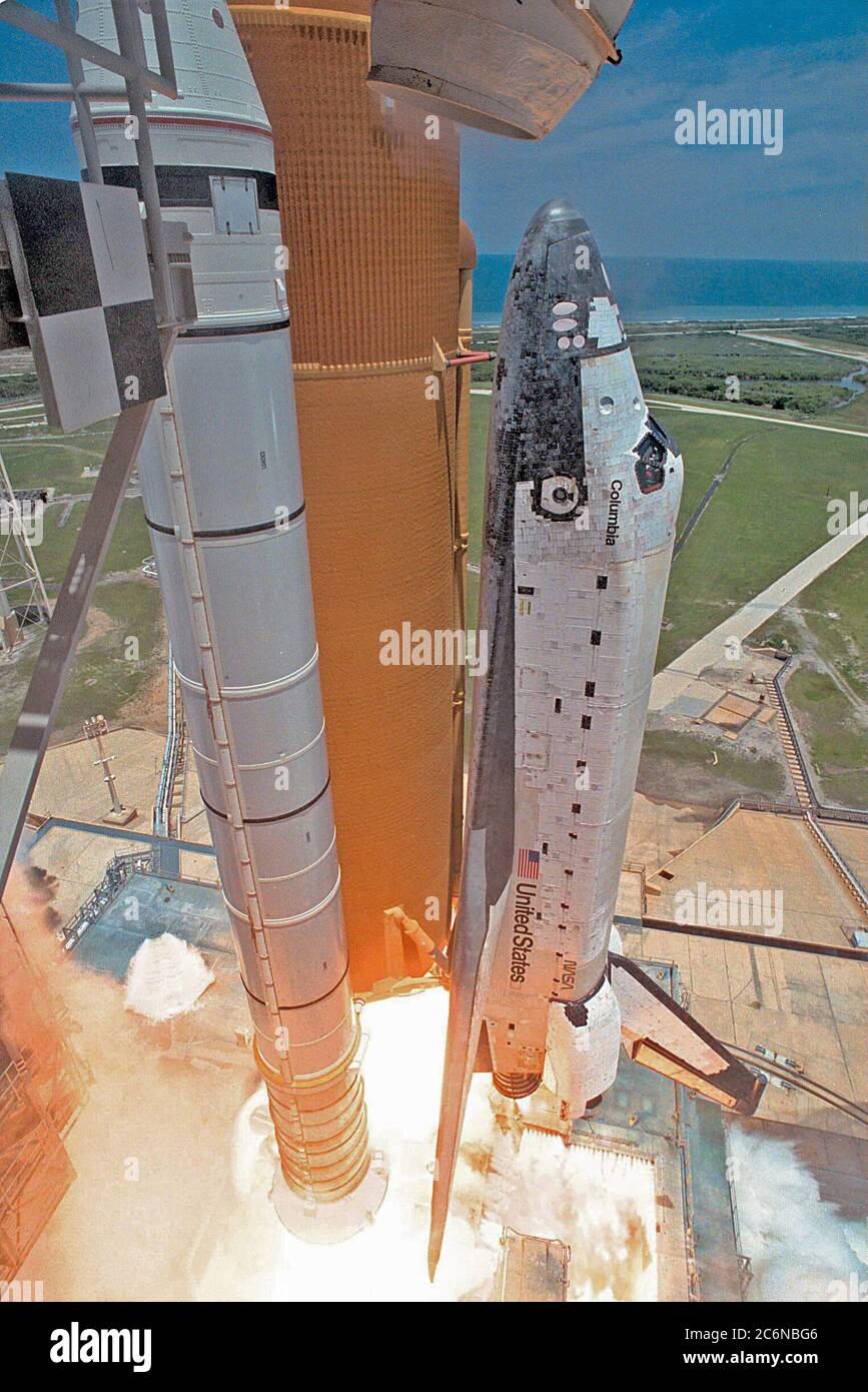 KENNEDY SPACE CENTER, Floride -- la navette spatiale Columbia s'est lancée à partir du Launch Pad 39A à 14 h 02 HAE le 1er juillet pour commencer la mission de 16 jours du STS-94 Microgravitation Science Laboratory-1 (MSL-1). La fenêtre de lancement a été ouverte 47 minutes plus tôt que l'heure prévue à l'origine, soit 14 h 37, afin d'améliorer l'occasion de se lever avant que les averses de pluie d'été de Floride n'atteignent le centre spatial. Banque D'Images