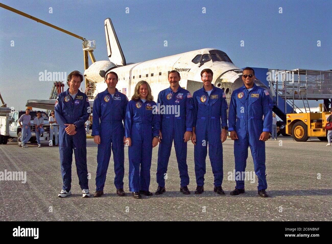 CENTRE SPATIAL KENNEDY, FLA. -- l’équipage du STS-85 pose devant l’orbiteur de la navette spatiale Discovery après que l’avion spatial a atterri sur la piste 33 à l’installation d’atterrissage de la navette KSC le 19 août pour terminer la mission STS-85 de 11 jours, 20 heures et 27 minutes. Il s'agit (de gauche à droite) du spécialiste de la charge utile et de l'astronaute de l'Agence spatiale canadienne Bjarni V. Tryggvason; du spécialiste de mission Stephen K. Robinson; du commandant de la charge utile N. Jan Davis; du commandant Curtis L. Brown, Jr.; du pilote Kent V. Rominger et du spécialiste de mission Robert L. Curbeam, Jr Banque D'Images