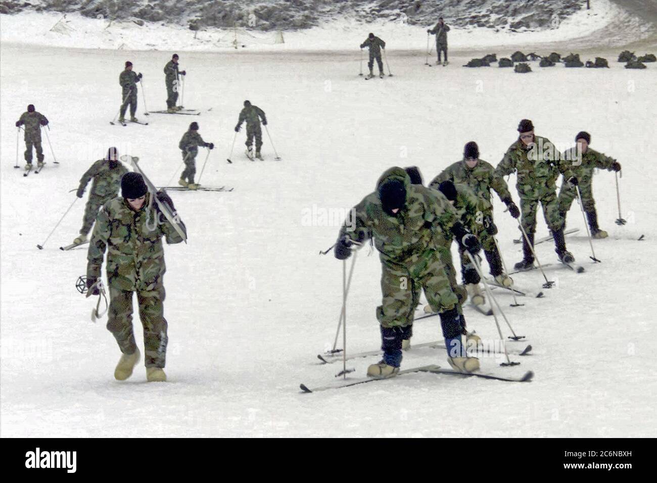 Les Marines du Camp le Jeune, N.-C., participent à l'entraînement par temps froid à fort McCoy, Wisconsin, le 22 janvier 1988. Des centaines de Marines ont participé à la formation Banque D'Images
