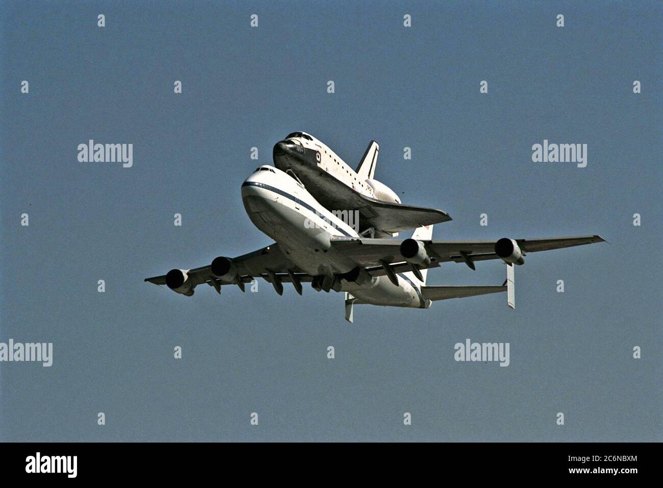 CENTRE SPATIAL KENNEDY, FLA. -- l'orbiteur Atlantis, qui monte au-dessus de l'avion de transport de navette modifié Boeing 747, a quitté le Centre spatial Kennedy (KSC) à 13 h 53 le 11 novembre en route vers Palmdale, en Californie, pour la période d'arrêt prévue pour l'entretien de l'orbiteur. Atlantis a quitté la piste 33 de la navette d’atterrissage de KSC pour l’installation d’assemblage Orbiter de Palmdale, où elle restera jusqu’en août 1998. À Palmdale, des modifications et des inspections structurelles seront effectuées en préparation des futures missions d’Atlantis à l’appui des activités d’assemblage de la Station spatiale internationale. Le prochain vol d’Atlantis Banque D'Images