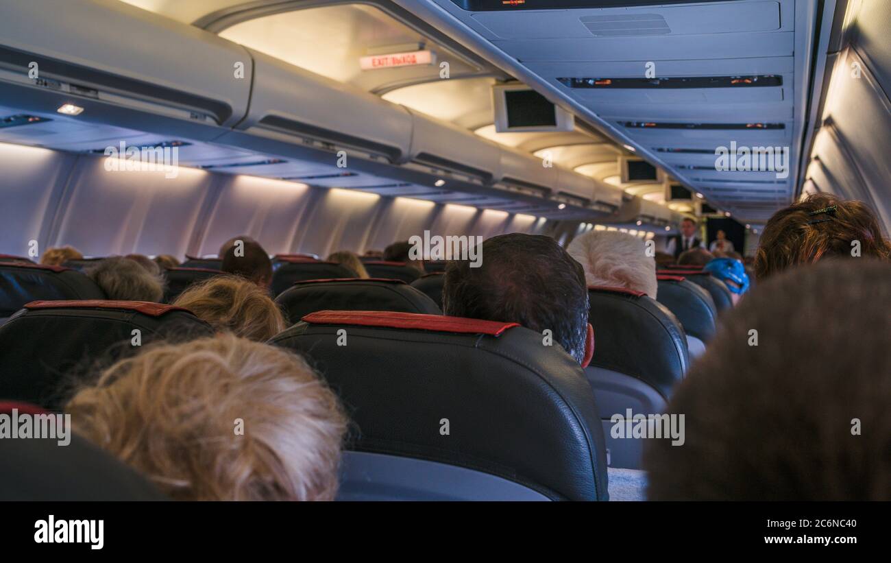 Moscou, Russie 18 décembre 2019 : la vue arrière des nombreuses personnes dans l'avion. Intérieur de l'avion avec passagers, assis sur les sièges. Le concept Banque D'Images
