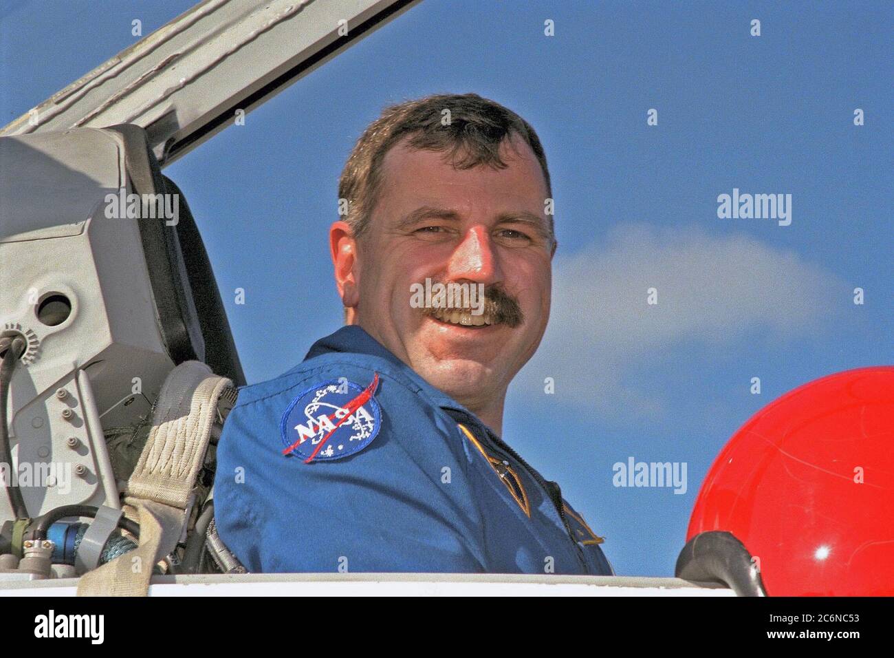 Le spécialiste de mission STS-90 Dafydd (Dave) Williams, de l’Agence spatiale canadienne, pose dans le cockpit de son avion d’entraînement à réaction T-38 après son arrivée à l’installation d’atterrissage de la navette KSC, en compagnie d’autres membres de l’équipage du Johnson Space Center de la NASA, pour commencer les activités d’essai de démonstration du compte à rebours terminal (TCDT). Le TCDT se tient au KSC avant chaque vol de la navette spatiale pour donner aux équipages la possibilité de participer à des activités simulées de compte à rebours. Columbia est prévu pour le lancement de STS-90 le 16 avril à 14 h 19 HAE et sera la deuxième mission de 1998. La mission est schedu Banque D'Images