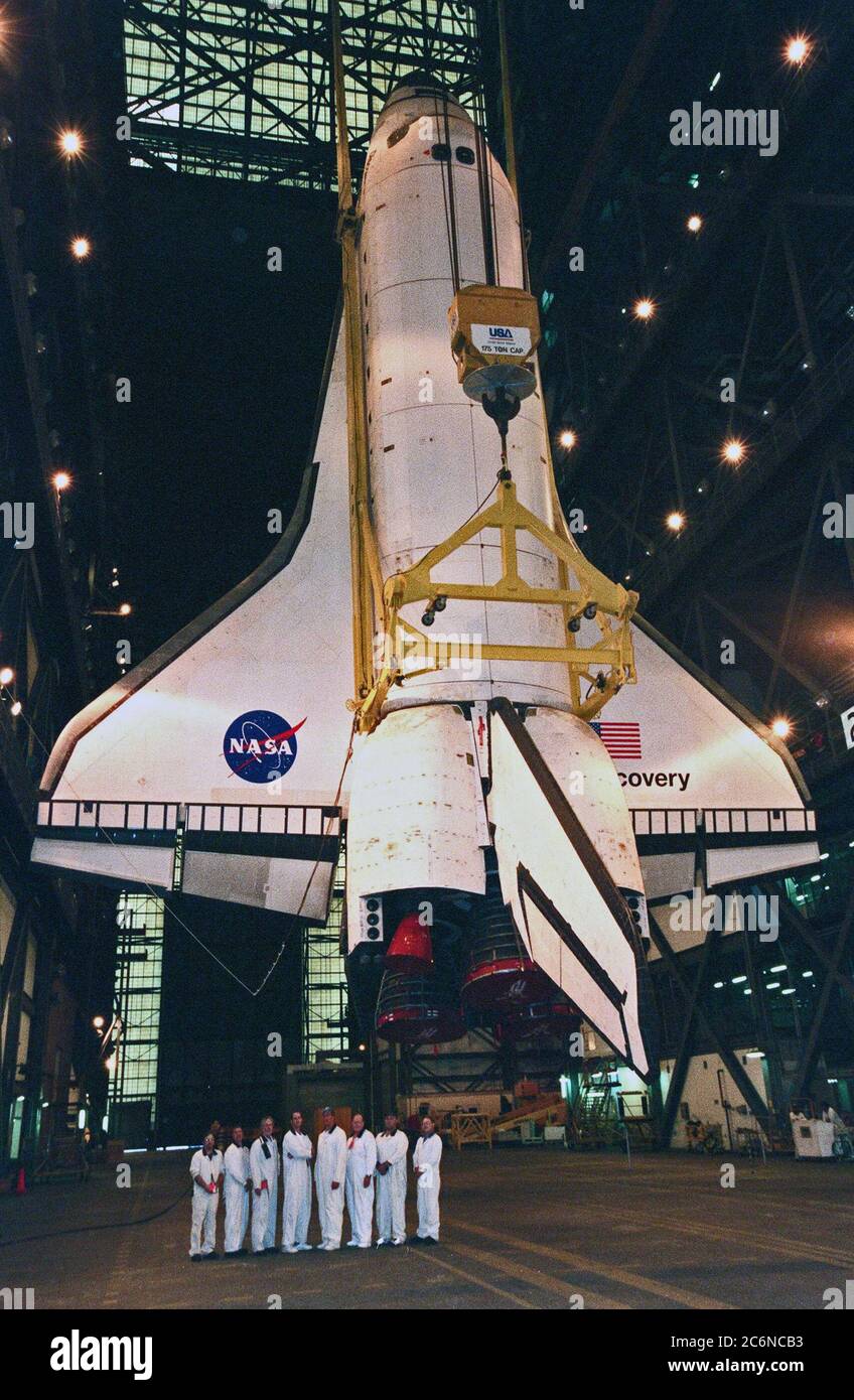 Les travailleurs de l'atelier de l'United Space Alliance se trouvent près de l'orbiteur Discovery dans le bâtiment d'assemblage de véhicules. L'orbiteur est en cours de préparation pour l'accouplement avec le réservoir externe. Discovery affiche le logo récemment peint de la NASA, appelé « ballon de restaurant », à gauche, ou aile bâbord. Le logo a également été peint des deux côtés du fuselage arrière. Discovery (OV-103), le premier des orbiteurs à être lancé avec la nouvelle œuvre d'art, est prévu pour son 25e vol, à partir du Launch Pad 39B, le 29 octobre 1998, pour la mission STS-95 Banque D'Images
