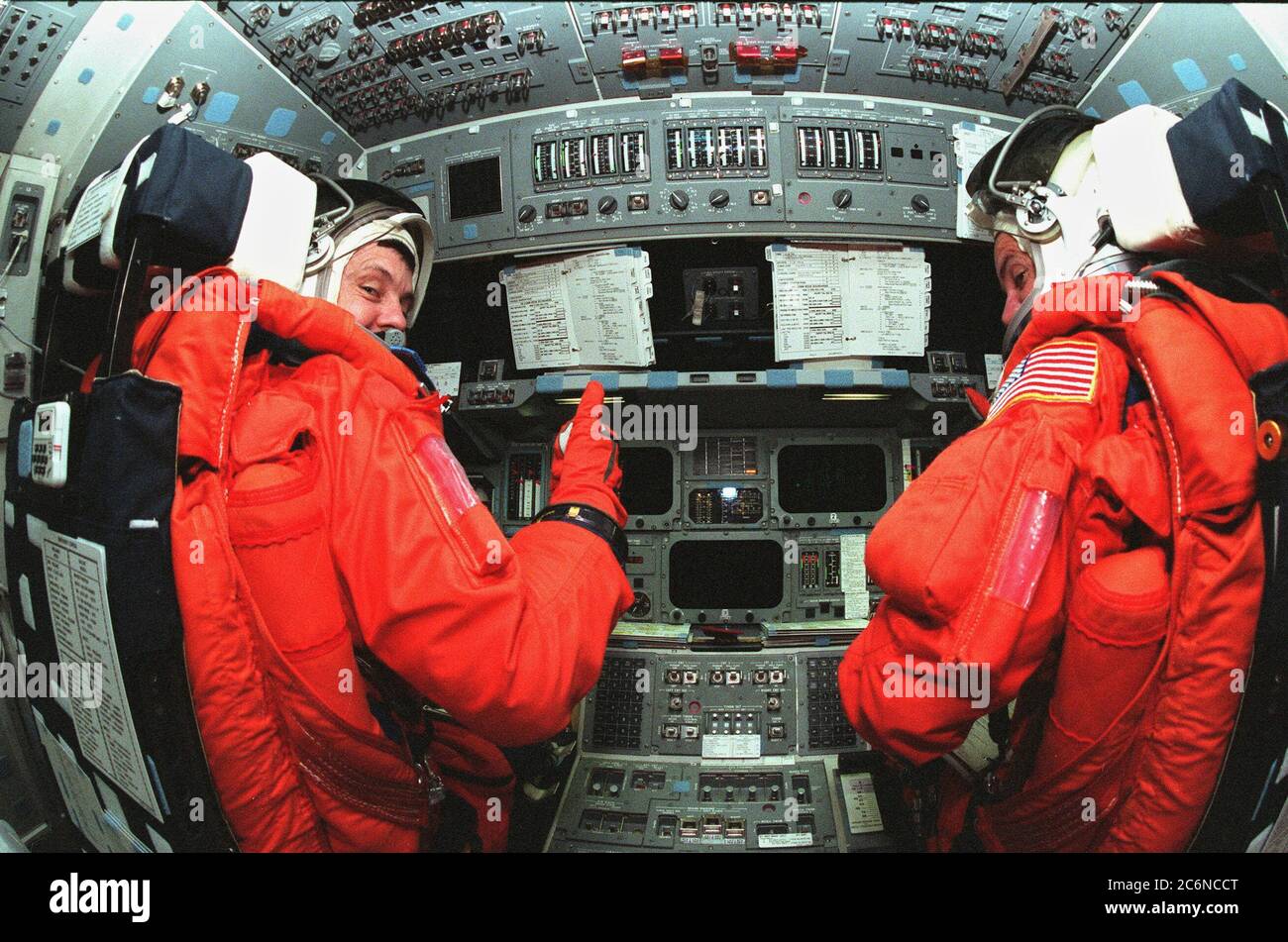 Le commandant de mission STS-88 Robert D. Cabana (à gauche) et le pilote Frederick W. 'Rick' Sturckow (à droite) prennent leurs sièges sur le pont de vol à l'intérieur de l'entreprise orbiteur pendant les activités de démonstration du compte à rebours du terminal (TCDT). Le TCDT comprend des activités de familiarisation avec la mission, une formation à la sortie d'urgence et l'exercice de coupure du moteur principal simulé. Banque D'Images