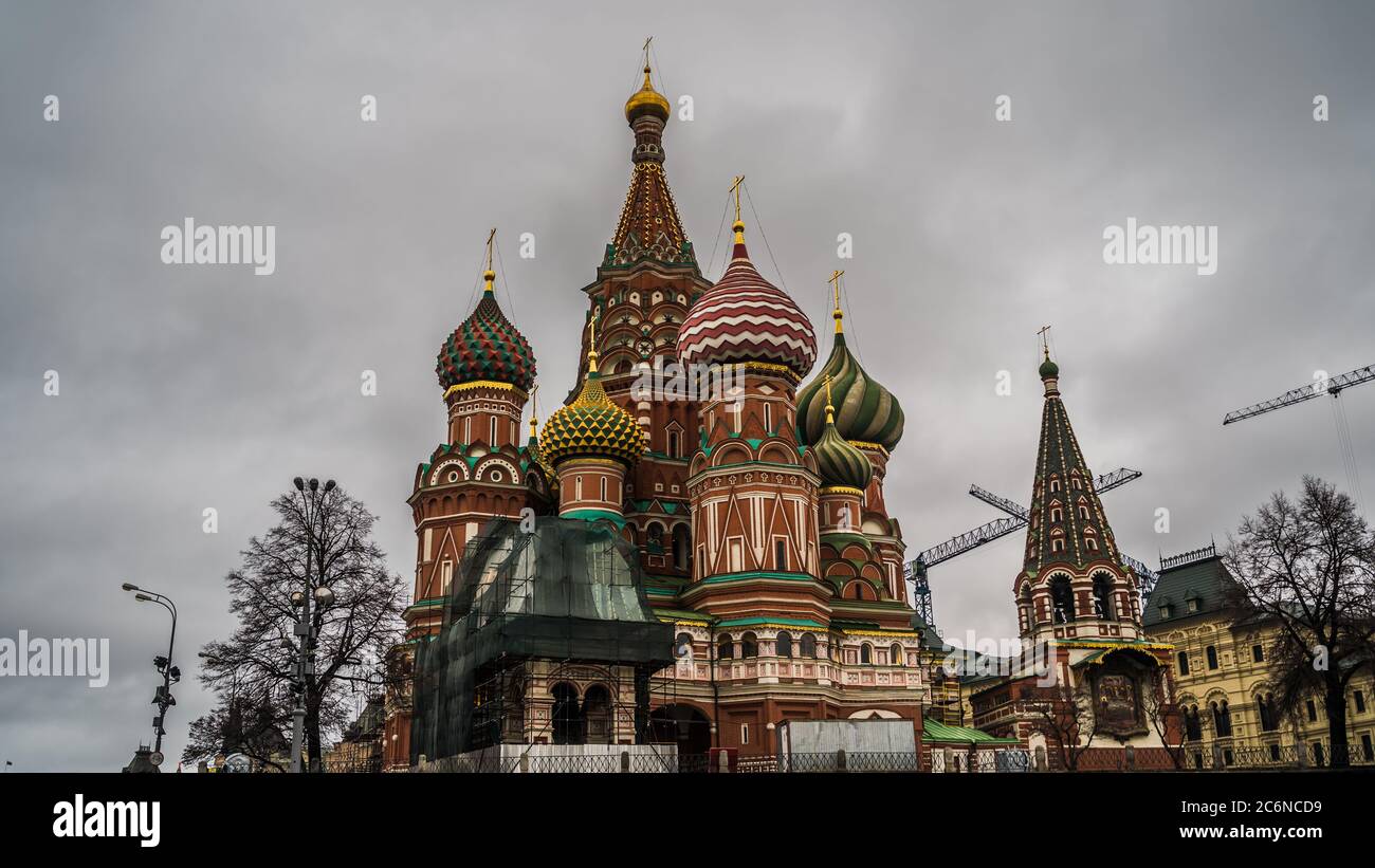 La tour du Kremlin de Moscou contre le ciel gris. Banque D'Images