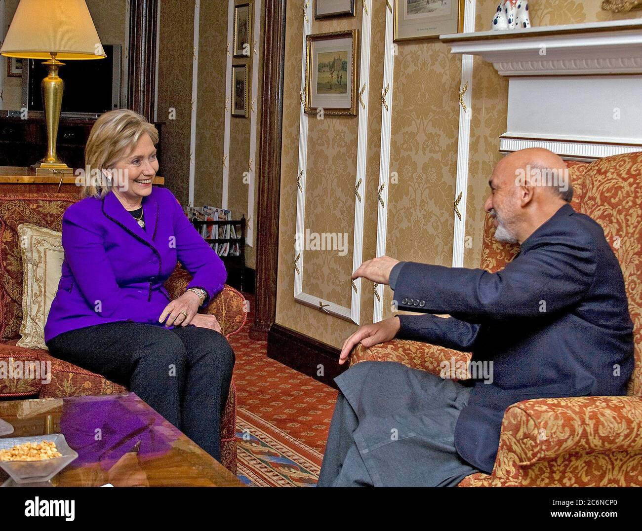 La secrétaire d'Etat américaine Hillary Rodham Clinton rencontre le président de l'Afghanistan, Hamid Karzaï, à Londres, le 28 janvier 2010. Banque D'Images