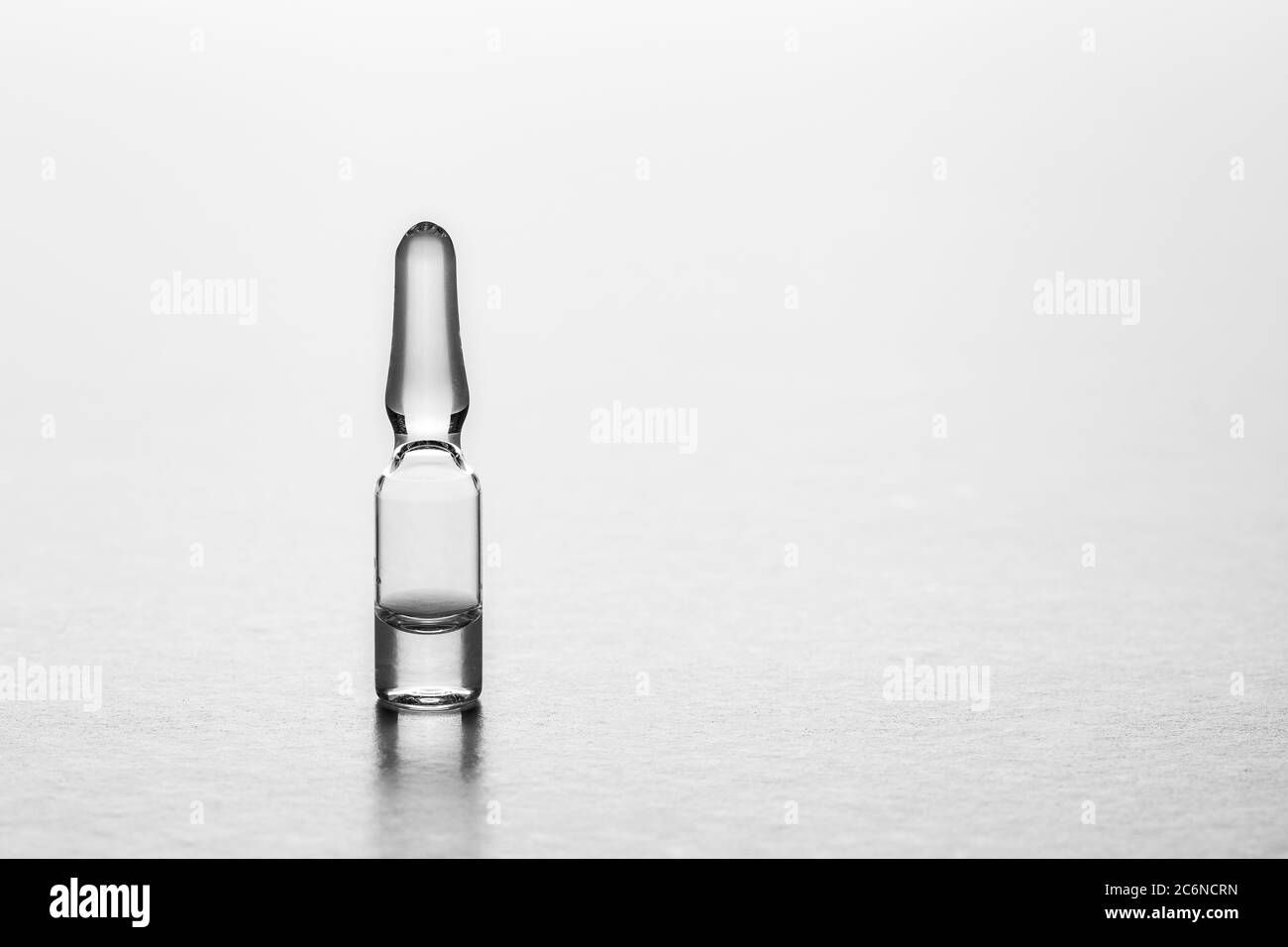 Ampoules de verre médical sur fond blanc avec espace de copie Banque D'Images