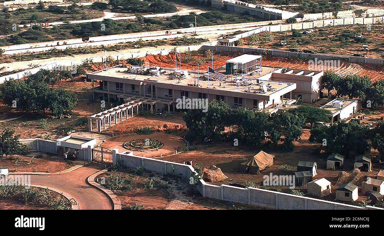 1992 - vue aérienne de la façade de l'ambassade américaine à Mogadiscio, en Somalie. Le quartier général de la Force opérationnelle interarmées pour restaurer l'espoir y est situé. Il est prévu de construire une ville de tentes sur le composé. Certaines tentes sont érigées dans le coin inférieur droit du cadre. Cette mission est en appui direct à l'Opération Restore Hope. Banque D'Images