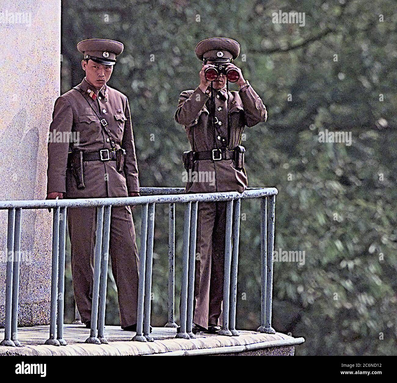 Soldats nord-coréens regarder une cérémonie de rapatriement d'une tour sur la partie nord-coréenne ligne de démarcation militaire (MDL). Au cours de la cérémonie, les vestiges de ce que l'on pense être cinq soldats américains qui ont servi dans la guerre de Corée ont été retournés au Sud. Au cours de la cérémonie l'reamains sont transmises au niveau de la LDM de soldats nord-coréens à un groupe de commandement des Nations Unies sur la garde d'honneur des soldats. Comme le reste sont transmises au niveau de la LDM, ils sont salués par une délégation de représentant des membres du Tribunal des anciens combattants des guerres étrangères, dont certaines ont servi dans la guerre de Corée. Un porte-parole de Banque D'Images