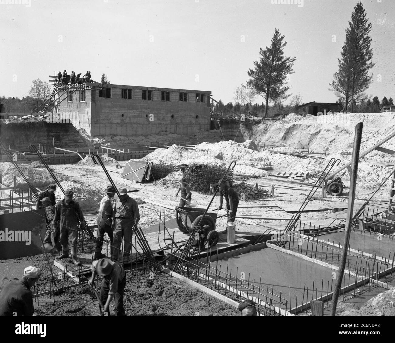 Les ouvriers de la construction versent du ciment en 1942 à Camp McCoy, Wisconsin Banque D'Images