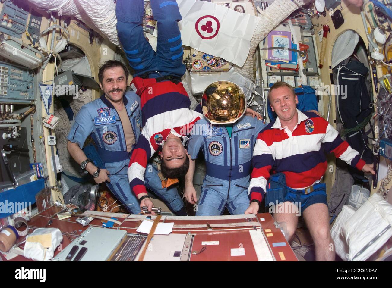 (26 janv. 1998) --- cette photo, prise le 26 janv. 1998, montre plusieurs membres de l'équipage qui se posent à bord de la station spatiale russe Mir, pendant la huitième mission de la navette/du quai Mir. Ils sont de gauche à droite, le cosmonaute Pavel V. Vinogradov, ingénieur de vol Mir-24; le cosmonaute Salizhan S. Sharipov, spécialiste de la charge utile STS-89, représentant l'Agence spatiale russe (RSA); le cosmonaute Anatolie Y. Solovyev, commandant de Mir-24, portant le casque spatial; et l'astronaute Andrew S. W. Thomas, chercheur invité cosmonaute. Banque D'Images