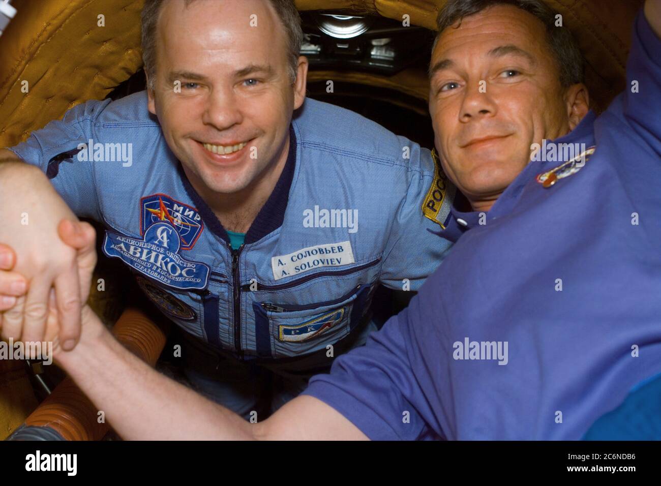 (28 janv. 1998) --- cette image de la caméra électronique (ESC) montre la poignée de main d'adieu des commandants, mettant ainsi fin aux activités conjointes de la huitième navette/Mir. Les commandants, le cosmonaute Anatolie Y. Solovyev, commandant de Mir-24 (à gauche); Et l'astronaute Terrence W. Wilcutt, commandant de la STS-89, pose dans le module d'amarrage (DM) entre la navette spatiale Endeavour et la station spatiale russe Mir. Banque D'Images