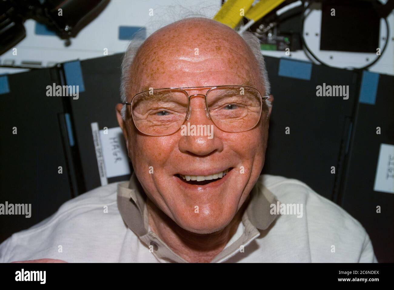 (31 octobre 1998) --- à en juger par son visage, le sénateur américain John H. Glenn Jr., semble apprécier son deuxième voyage dans l'espace après une période de 36 ans depuis son premier voyage. La photo a été prise avec un appareil photo électronique (ESC) à 04:47:53 GMT, le 31 octobre. Banque D'Images