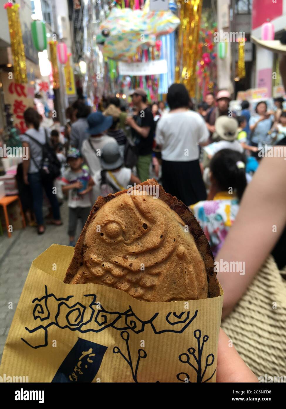 Tokyo, Japon - 5 août 2019 : taiyaki, un dessert japonais à base de gaufres en forme de poisson. Cuisine de rue japonaise au festival d'été. Banque D'Images