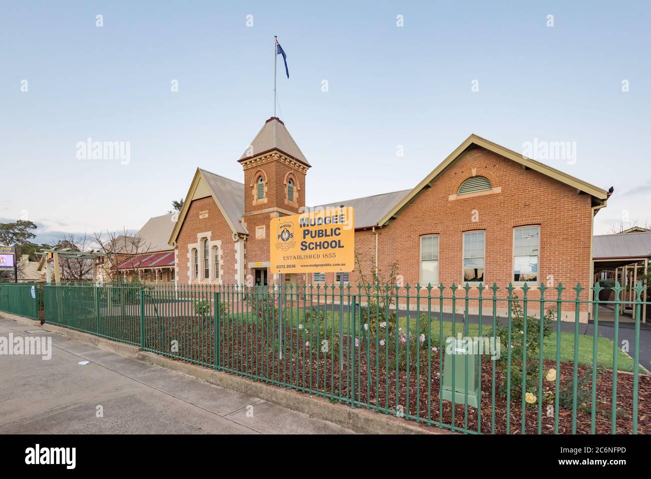 L'école publique Mudgee a été construite en 1872 et ajoutée en 1928. Il est de style gothique et roman et construit en brique et un toit en fonte ondulée Banque D'Images