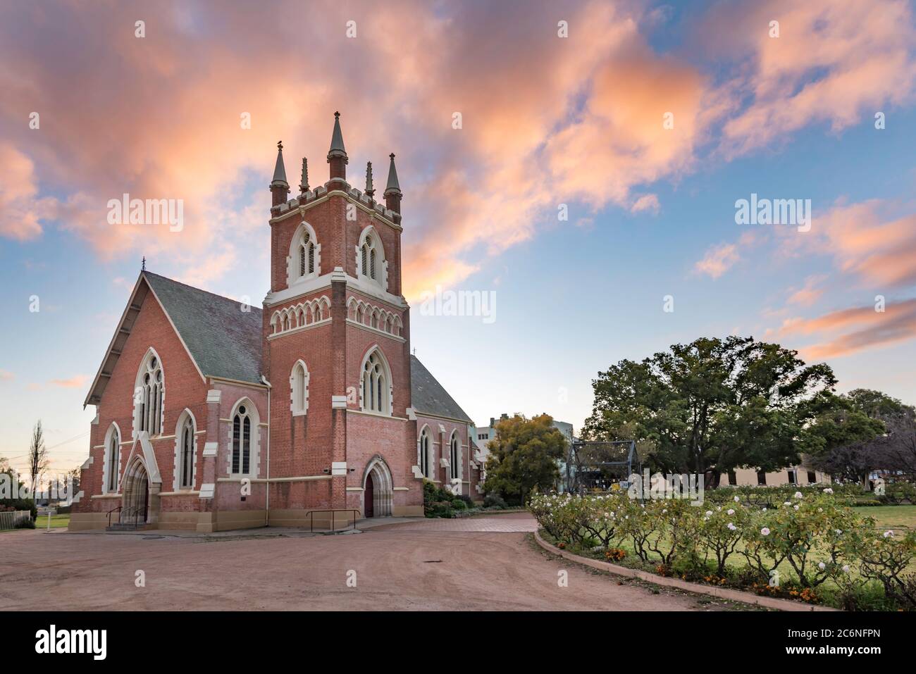 L'église anglicane Saint-Jean-Baptiste de Mudgee est une église gothique revival conçue par les architectes coloniaux Weaver et Kemp et construite en 1860-81 Banque D'Images