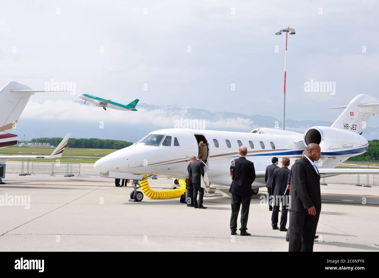 An der EBACE, le salon de l'aviation privée grösster d'Europa à Genf, zeigen Flugzeughersteller ihre neusten Business-Jets auf dem Rollfeld des Genfer Flugh Banque D'Images