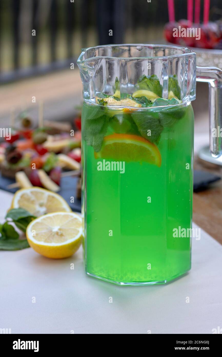 Boisson Mojito, jus de citron vert Detox. Photo verticale Banque D'Images