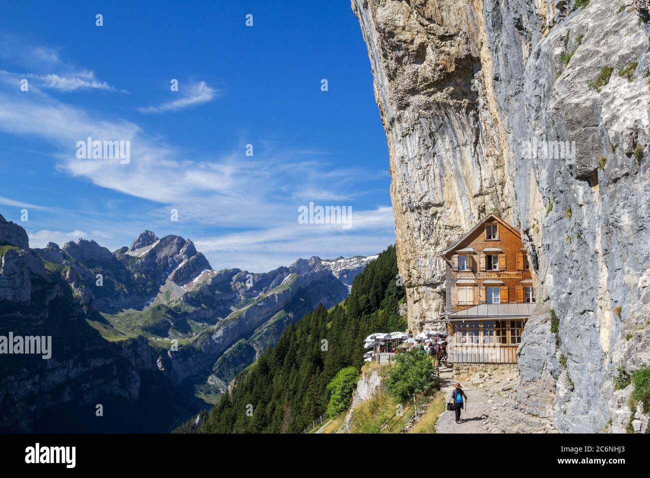 Ebenalp, Suisse - 09 août 2019 : Maison d'hôtes aescher - Wildkirchli contre la falaise Ascher à la montagne Ebenalp au-dessus des Alpes suisses à App Banque D'Images