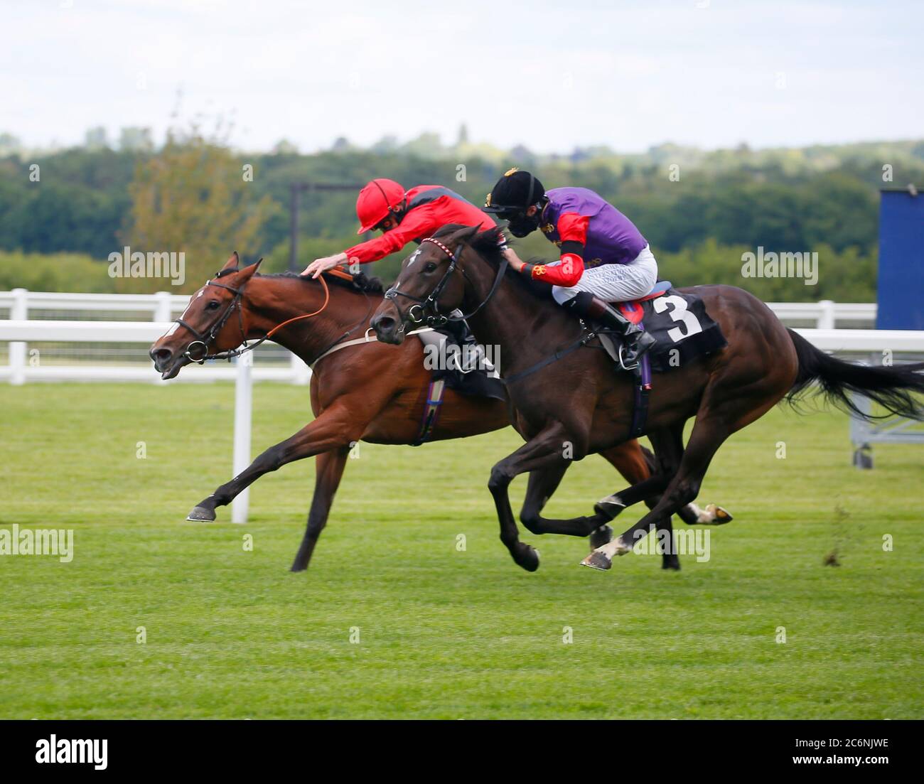 Margaret Dumont et Joe Fanning (à gauche) remportent les mises Novice de Betfred 'Fred's reds' British EBF Filliess' à l'hippodrome d'Ascot, Berkshire. Banque D'Images