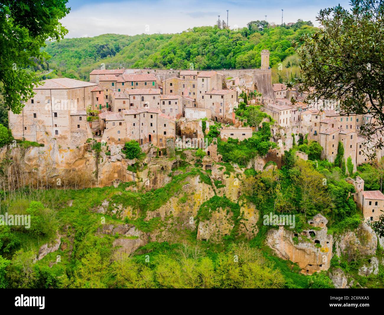 Vue pittoresque de Sorano, village médiéval de Tuff en Toscane, Italie Banque D'Images