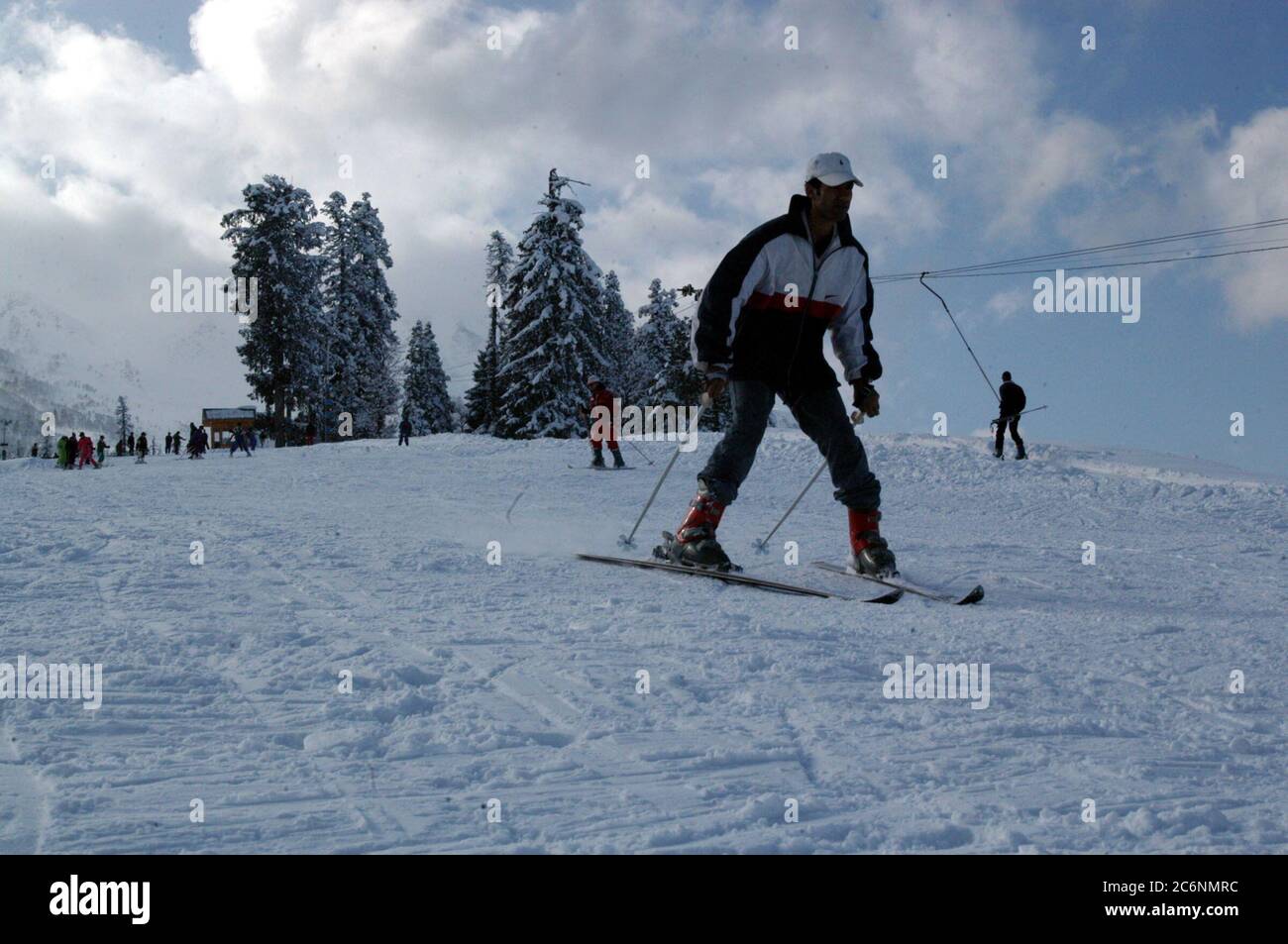 Cachemiris, le ski sur les pentes de neige et de Gulmarg, 55 km au nord de Srinagar. Une station touristique vallonnée, Gulmarg est situé à 2,745m au-dessus du niveau de la mer, et reçoit environ un mètre de neige en hiver. L'Inde. Jan 3, 2005. Banque D'Images