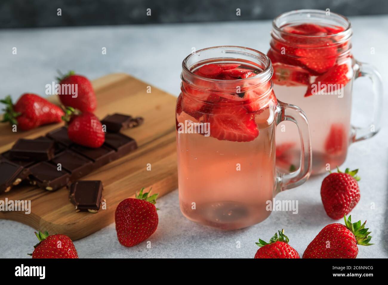 Boisson rafraîchissante aux fraises avec baies et plateau de cuisine avec chocolat. Régime et boisson saine concept Banque D'Images