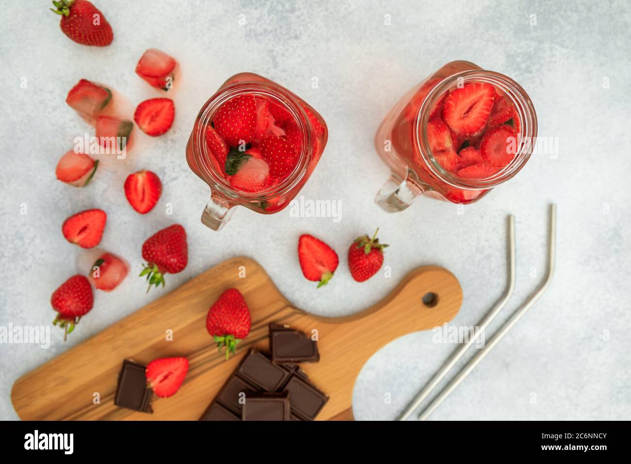 Boisson aux fraises avec baies et plateau de cuisine avec chocolat. Régime et boisson saine concept. Pose à plat Banque D'Images