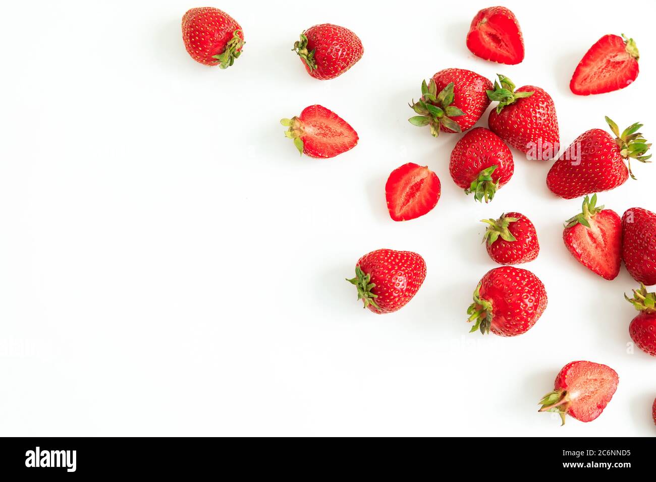 Fraise fraîche sur fond blanc. Pose à plat. Vue de dessus. Baies sucrées d'été Banque D'Images