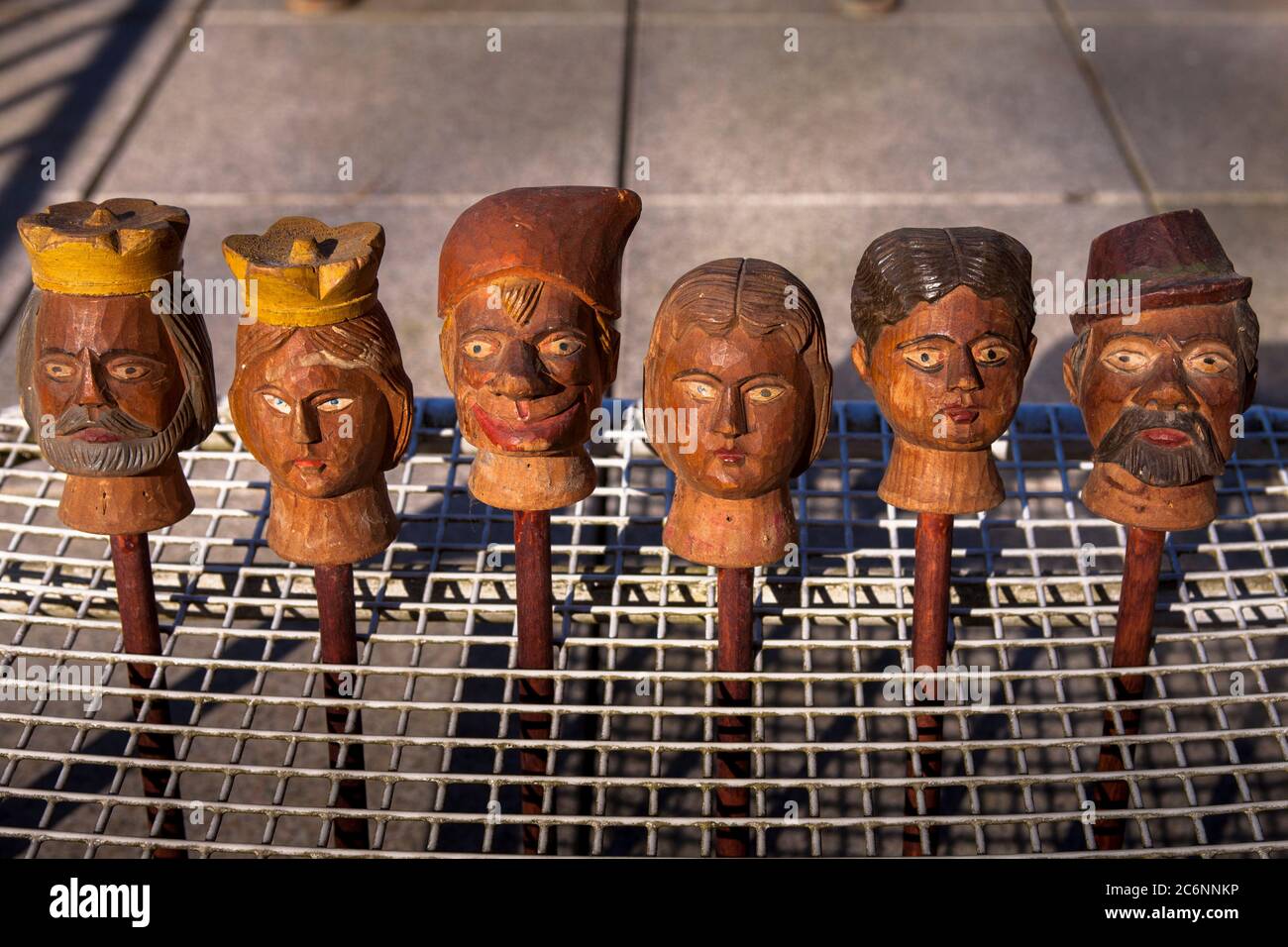 Tête sculptée à la main pour les marionnettes à main, les marionnettes à punch, le spectacle de Punch et Judy. alte handgeschnitzte Koepfe fuer Handspielpuppen, Kasperlepuppen, Kaspert Banque D'Images