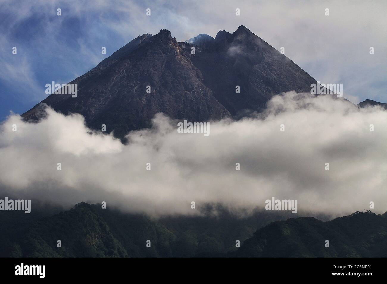 Sleman, Indonésie. 11 juillet 2020. La vue du Mont Merapi à Cangkringan Sleman Yogyakarta, Indonésie, samedi 11 juillet 2020. Selon l'Autorité du Centre d'enquête et de développement pour la technologie des catastrophes géologiques (BPPTKG), le mont Merapi a subi une déformation importante, dont on prévoit des éruptions explosives comme celles qui se sont produites en 2006 et qui ont tué un certain nombre de personnes. (Photo par Devi Rahman/INA photo Agency/Sipa USA) crédit: SIPA USA/Alay Live News Banque D'Images