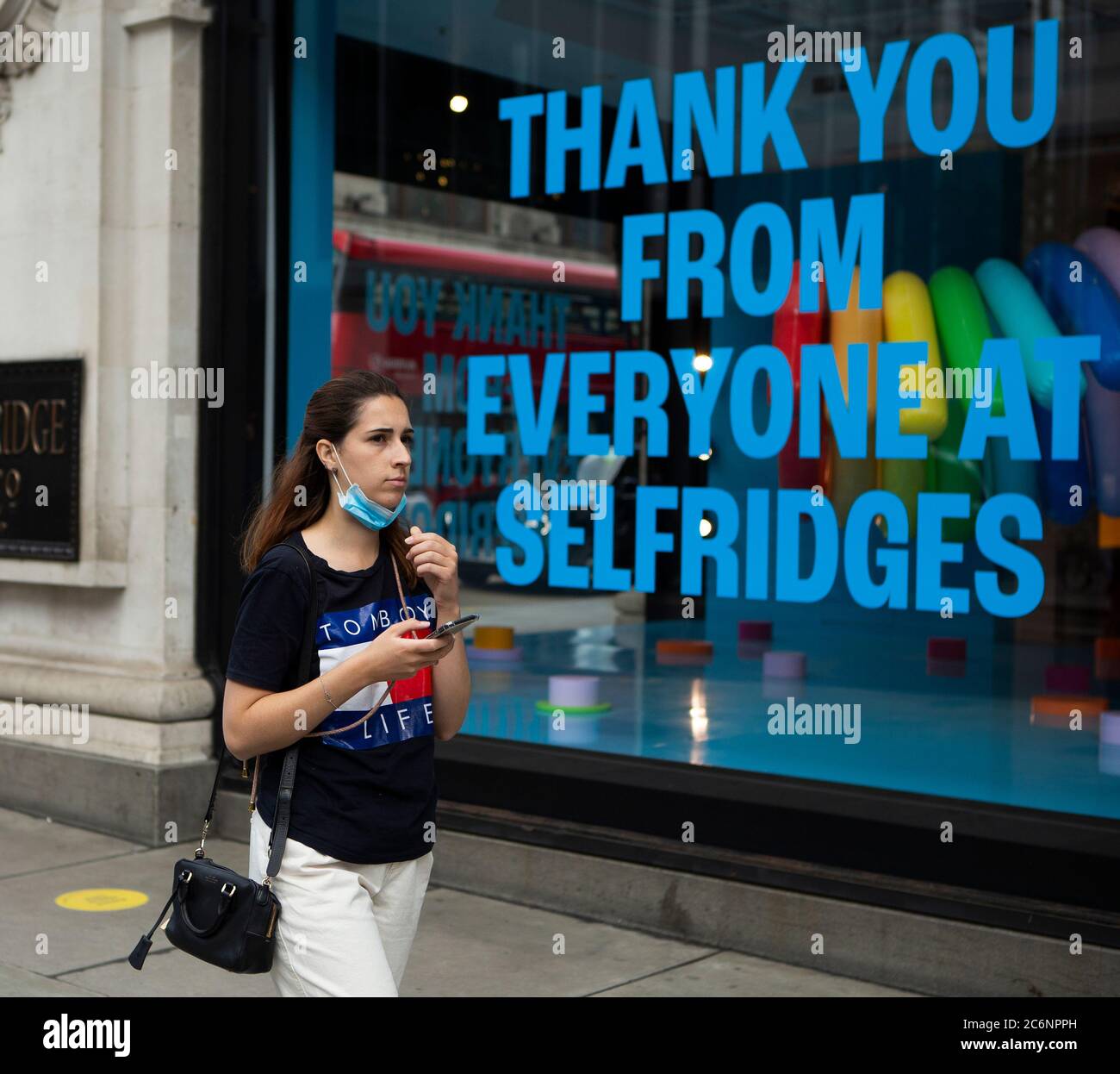 Londres, Royaume-Uni. 11 juillet. Une femme qui passe devant un panneau de remerciement sur Oxford Street se prépare à la possibilité que les revêtements deviennent obligatoires dans les magasins et autres lieux publics du Royaume-Uni. (Crédit : Jacques Feeney | MI News) crédit : MI News & Sport /Alay Live News Banque D'Images